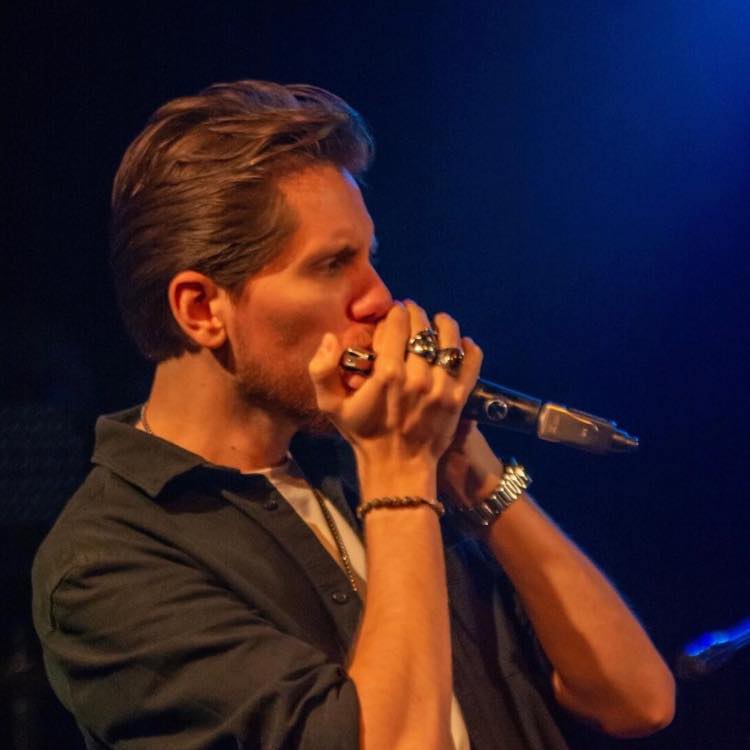 Sitting with Harmonica Elie Coquard