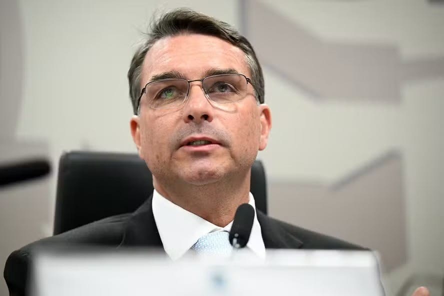 Flávio Bolsonaro critica voto de Alexandre de Moraes: 'encenação absurda' Flávio Bolsonaro critica voto de Alexandre de Moraes: 'encenação absurda'