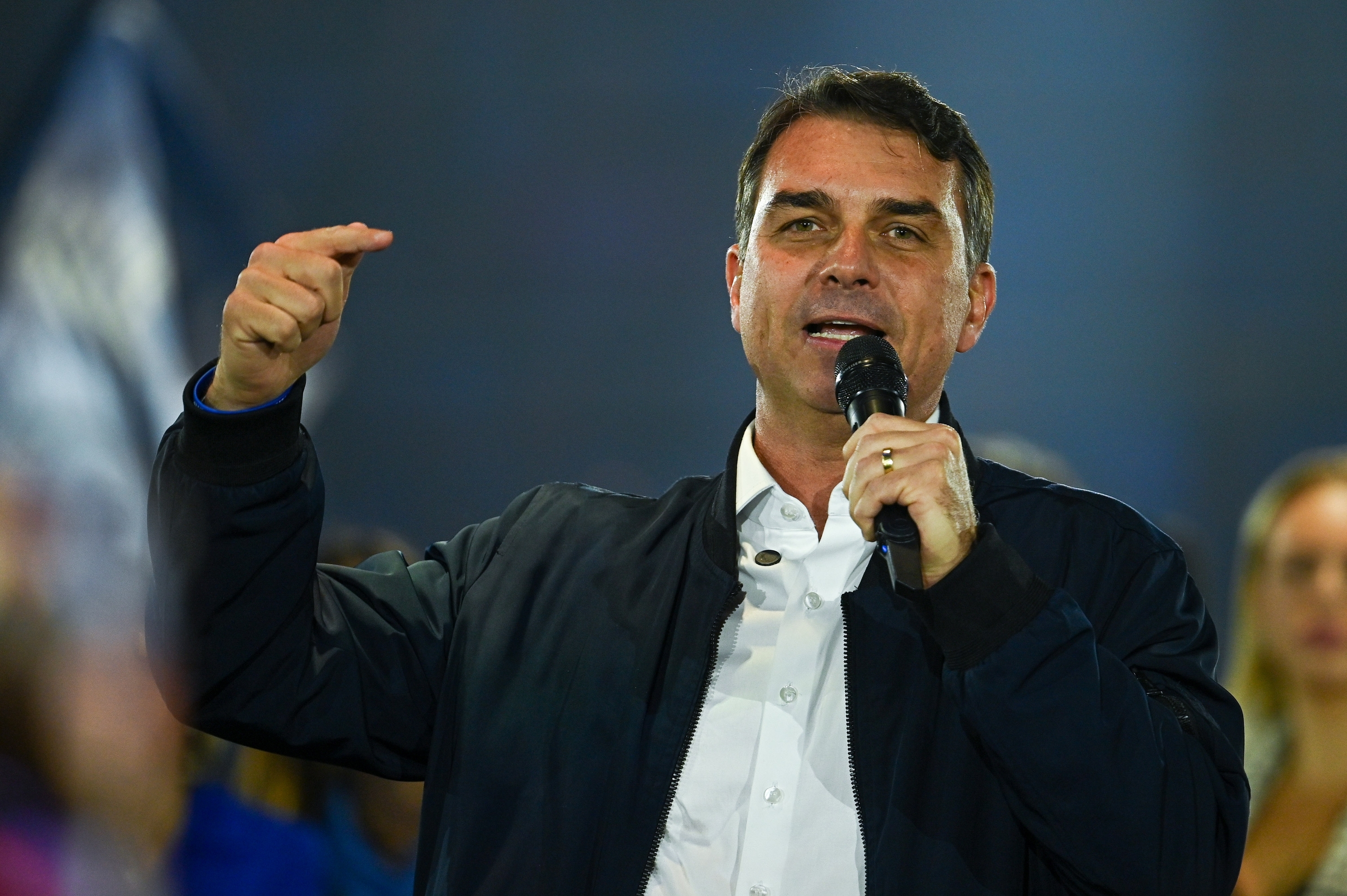 Flávio Bolsonaro volta a acenar ao eleitorado feminino e critica Lula em convenção do Republicanos episode artwork