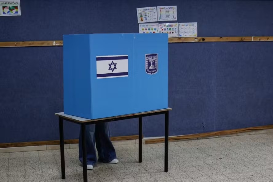 Eleição em Israel é encerrada e pesquisas de boca de urna indicam impasse episode artwork