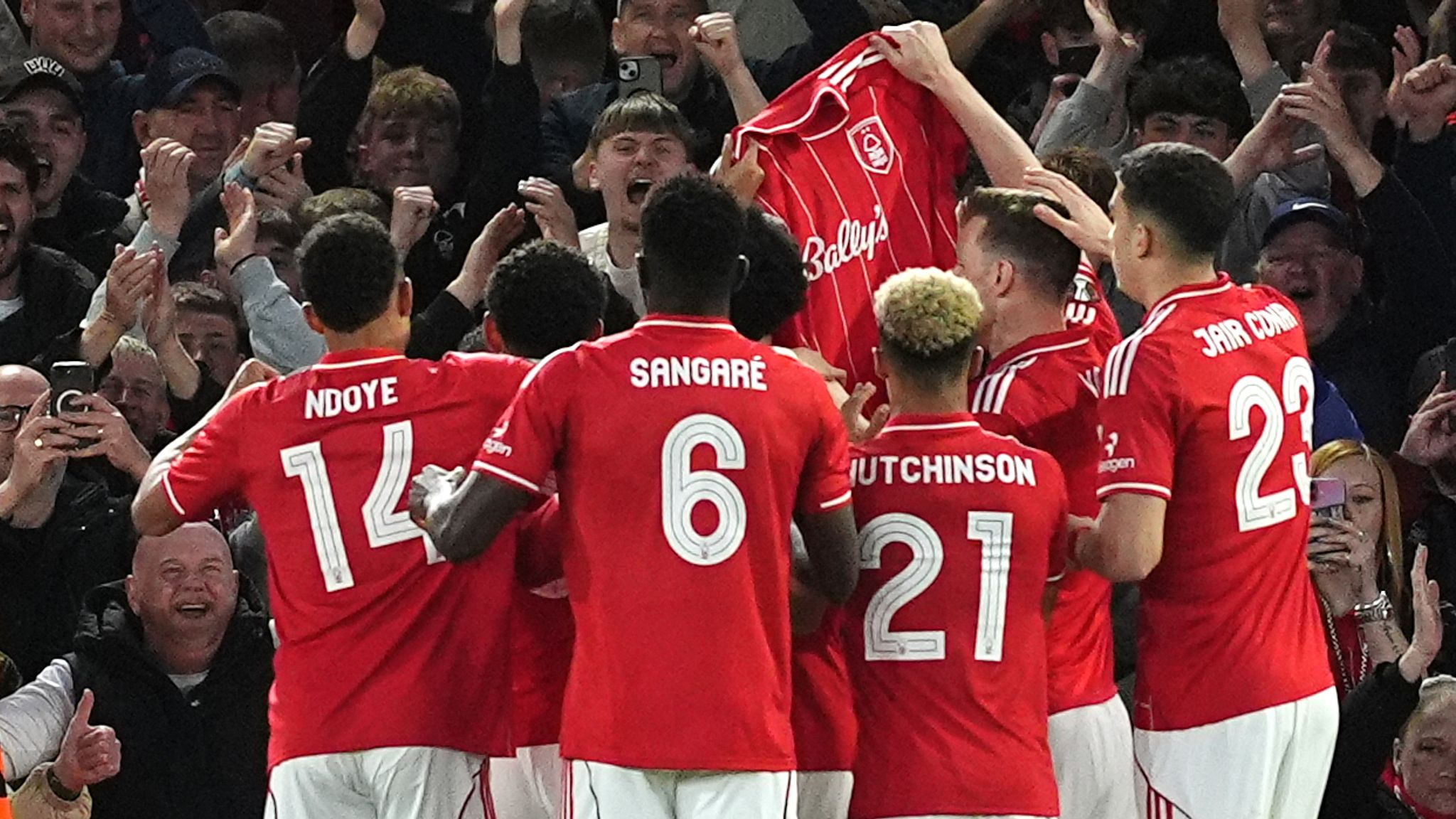 THE SEMI-FINALS AWAIT! Nottingham Forest 1-0 FC Porto (2-1 on aggregate): The 1865 European Match Report