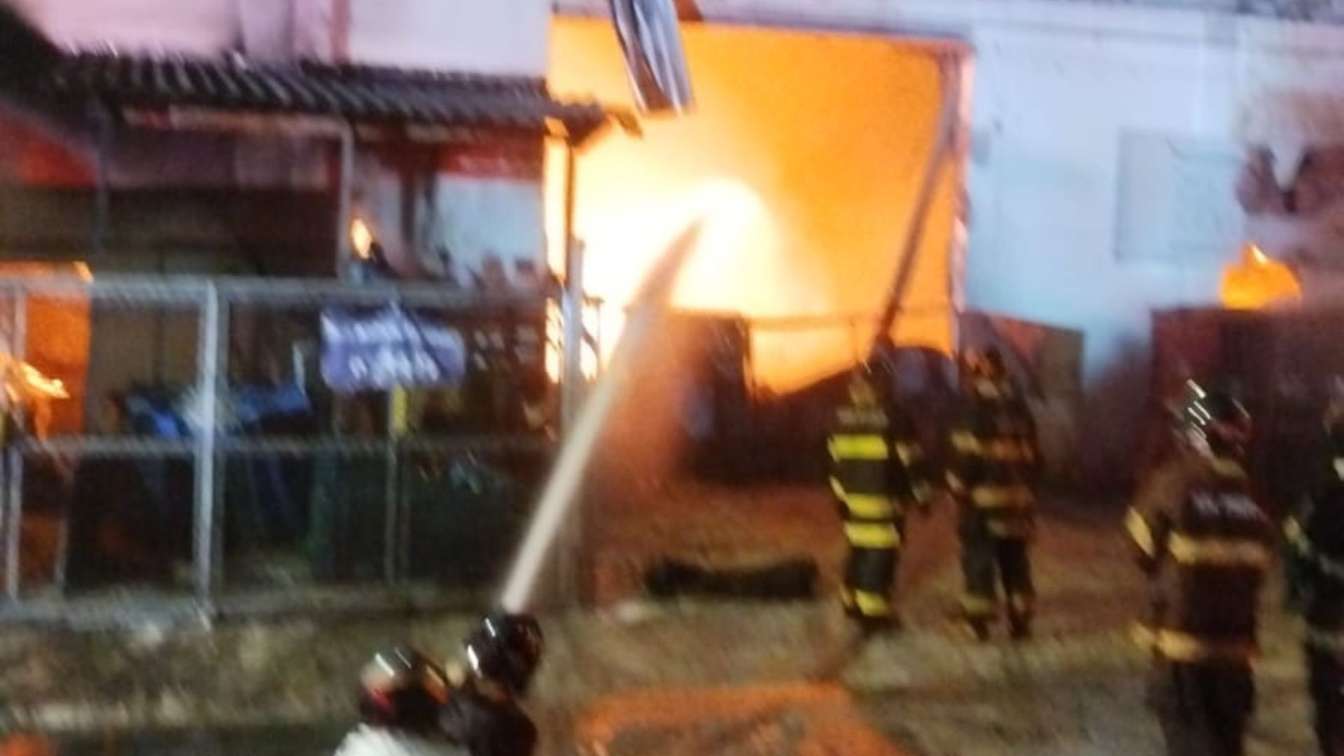 Incêndio de grandes proporções atinge fábrica de velas em Mauá, na Grande SP