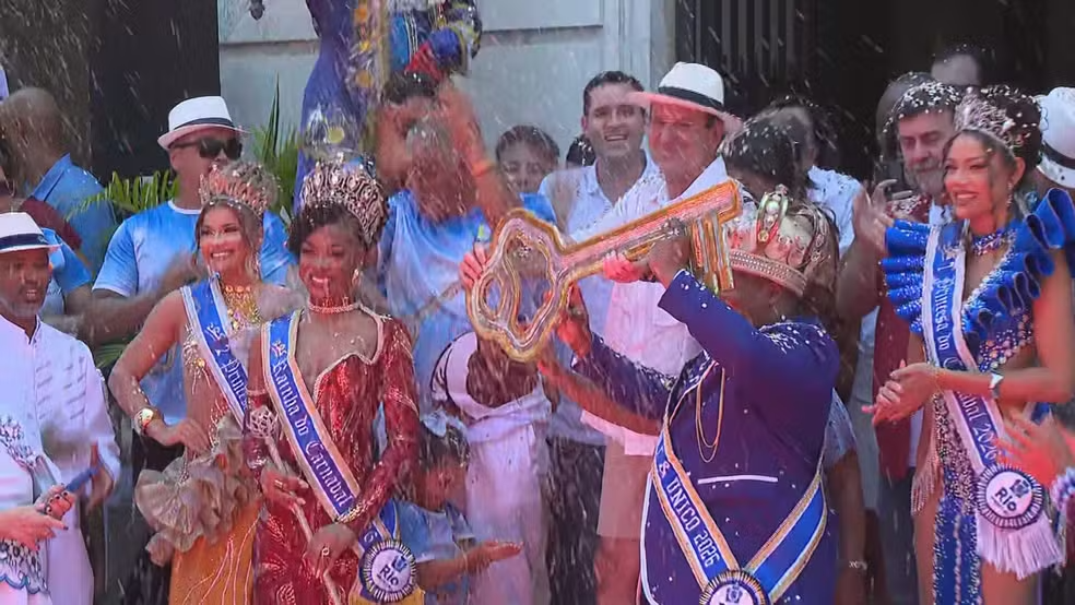 Paes entrega chave da cidade ao Rei Momo e abre oficialmente o Carnaval do Rio episode artwork