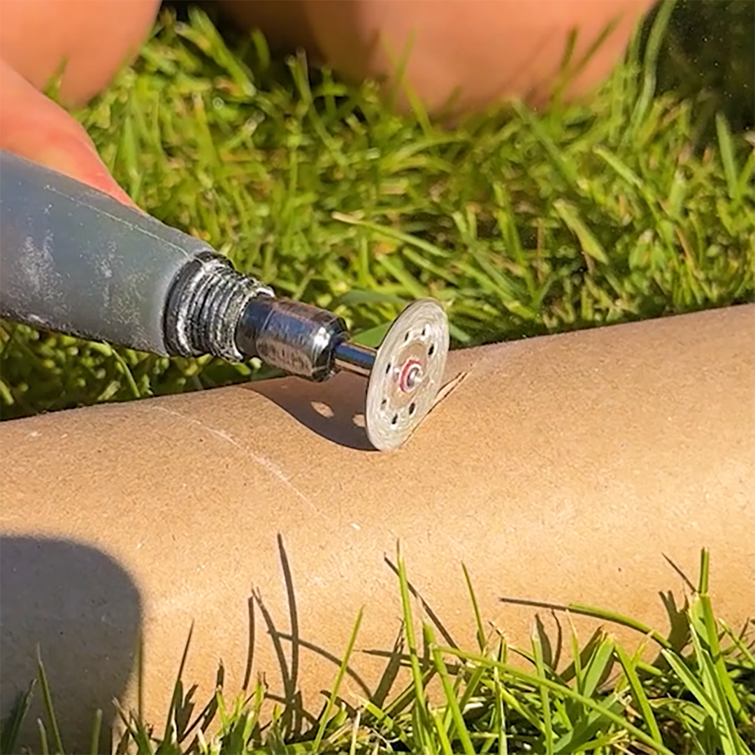 Genius way to avoid mess while doing regular gardening chores!