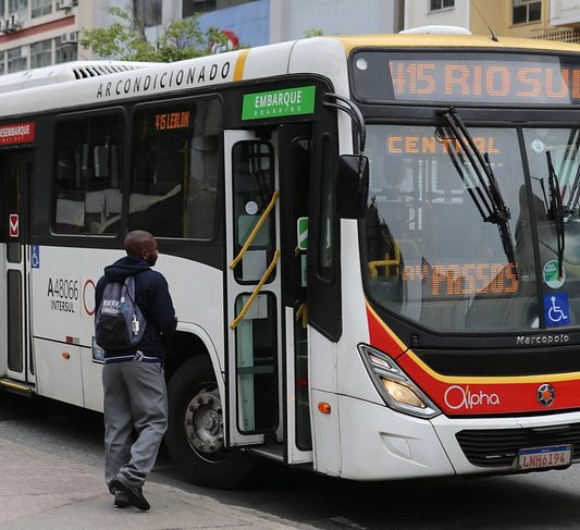 Ônibus do Rio deixarão de aceitar pagamento em dinheiro; saiba mais episode artwork