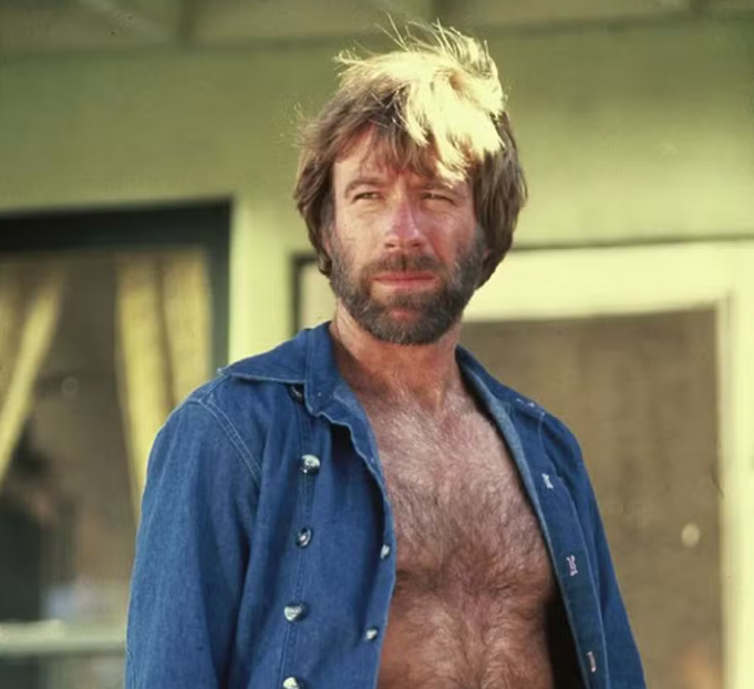 Ator Chuck Norris, astro de filmes dos anos 1980, morre aos 86 anos