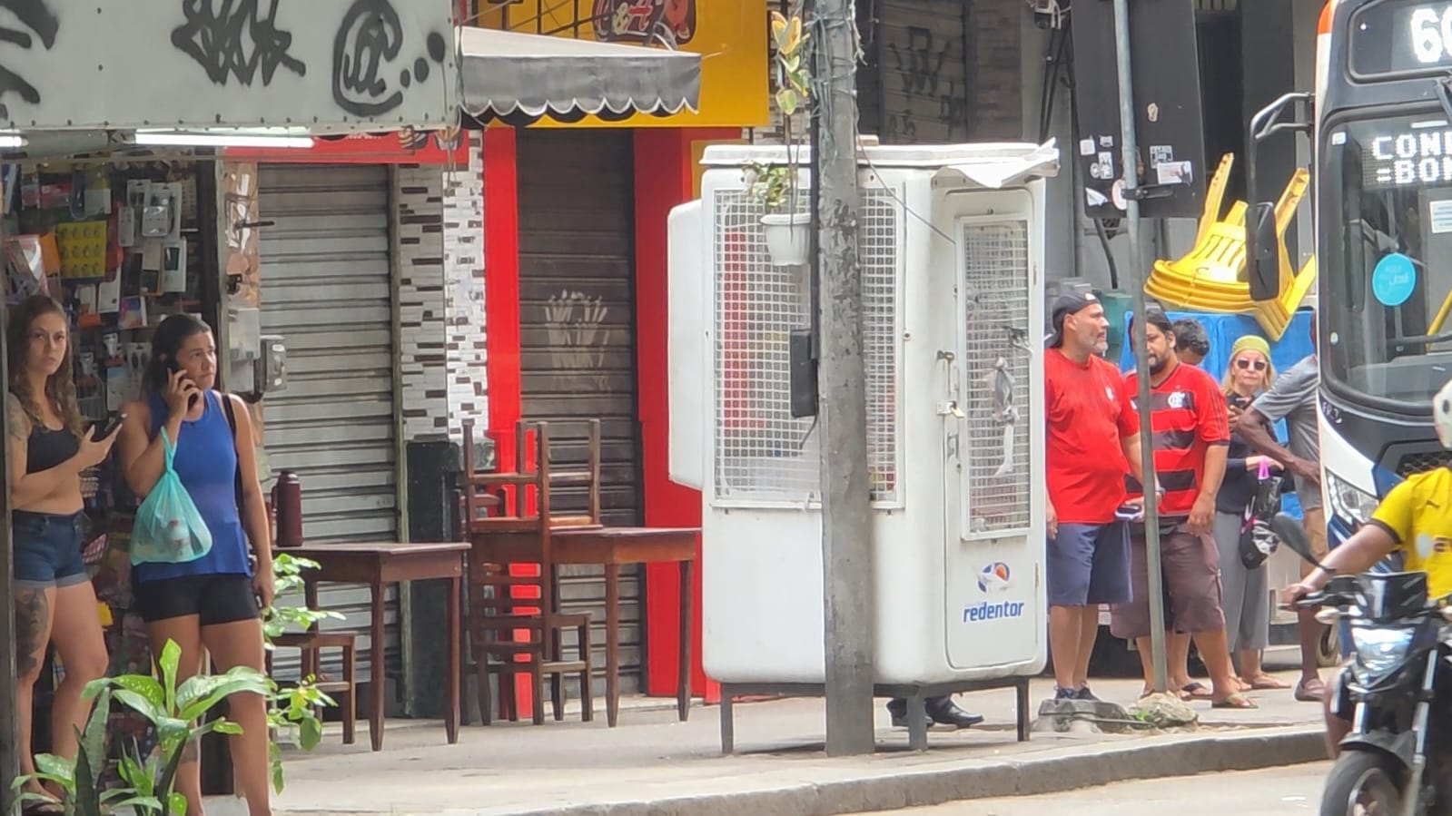 Comerciantes voltam a fechar portas um dia após operação que deixou oito mortos no Rio Comprido