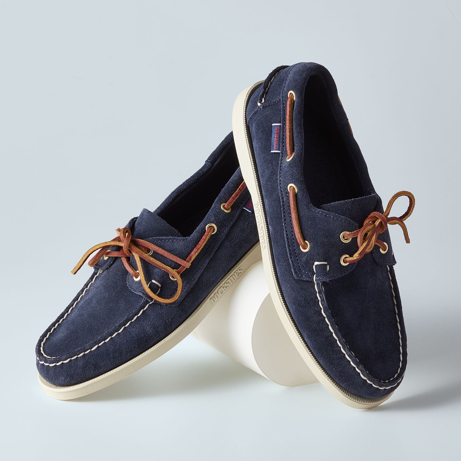 【サマープレッピー編 #3】素足で履くのがプレッピー流。 ヨットの甲板でも滑らない、手縫い仕立ての白底デッキシューズ