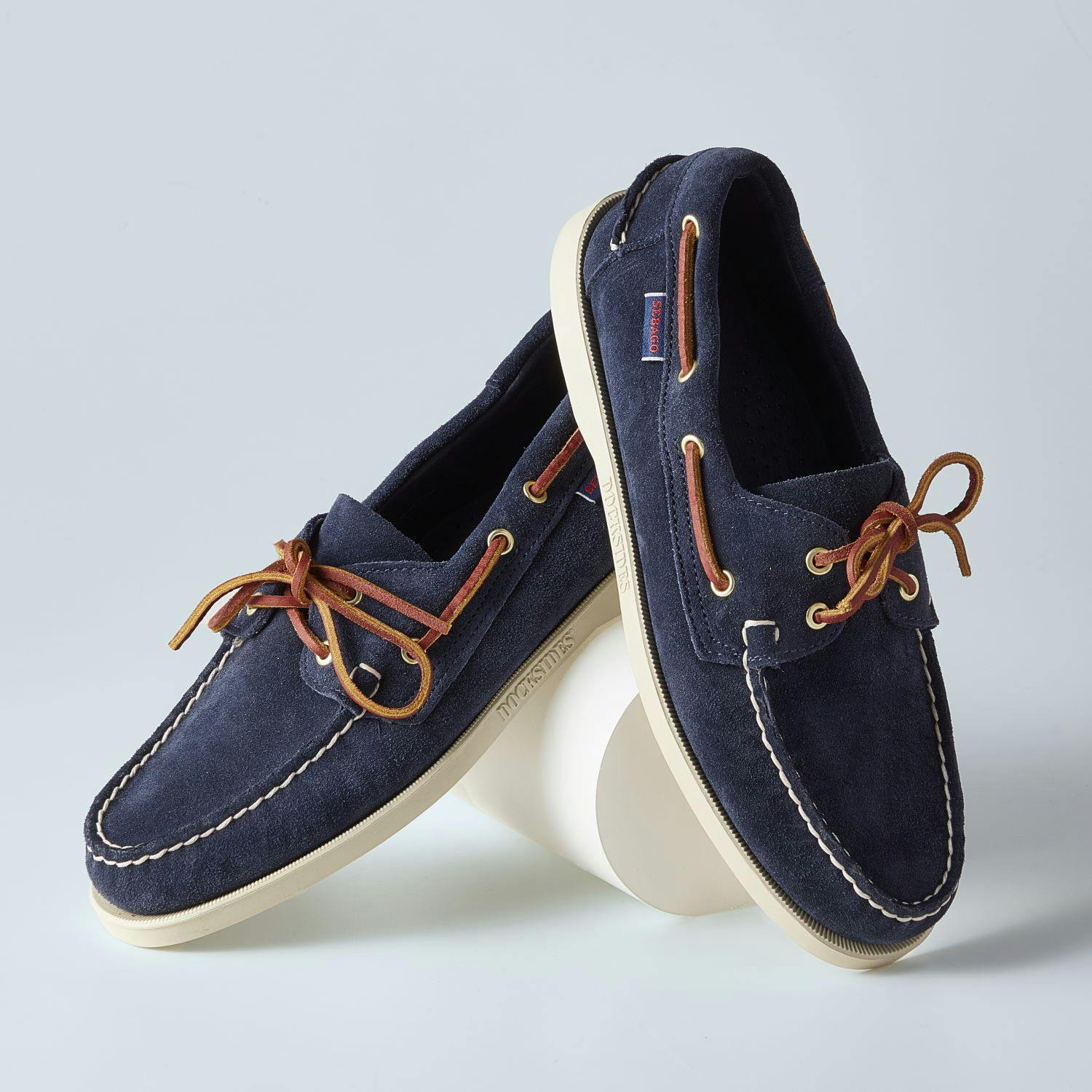 【サマープレッピー編 #3】素足で履くのがプレッピー流。 ヨットの甲板でも滑らない、手縫い仕立ての白底デッキシューズ 【サマープレッピー編 #3】素足で履くのがプレッピー流。 ヨットの甲板でも滑らない、手縫い仕立ての白底デッキシューズ