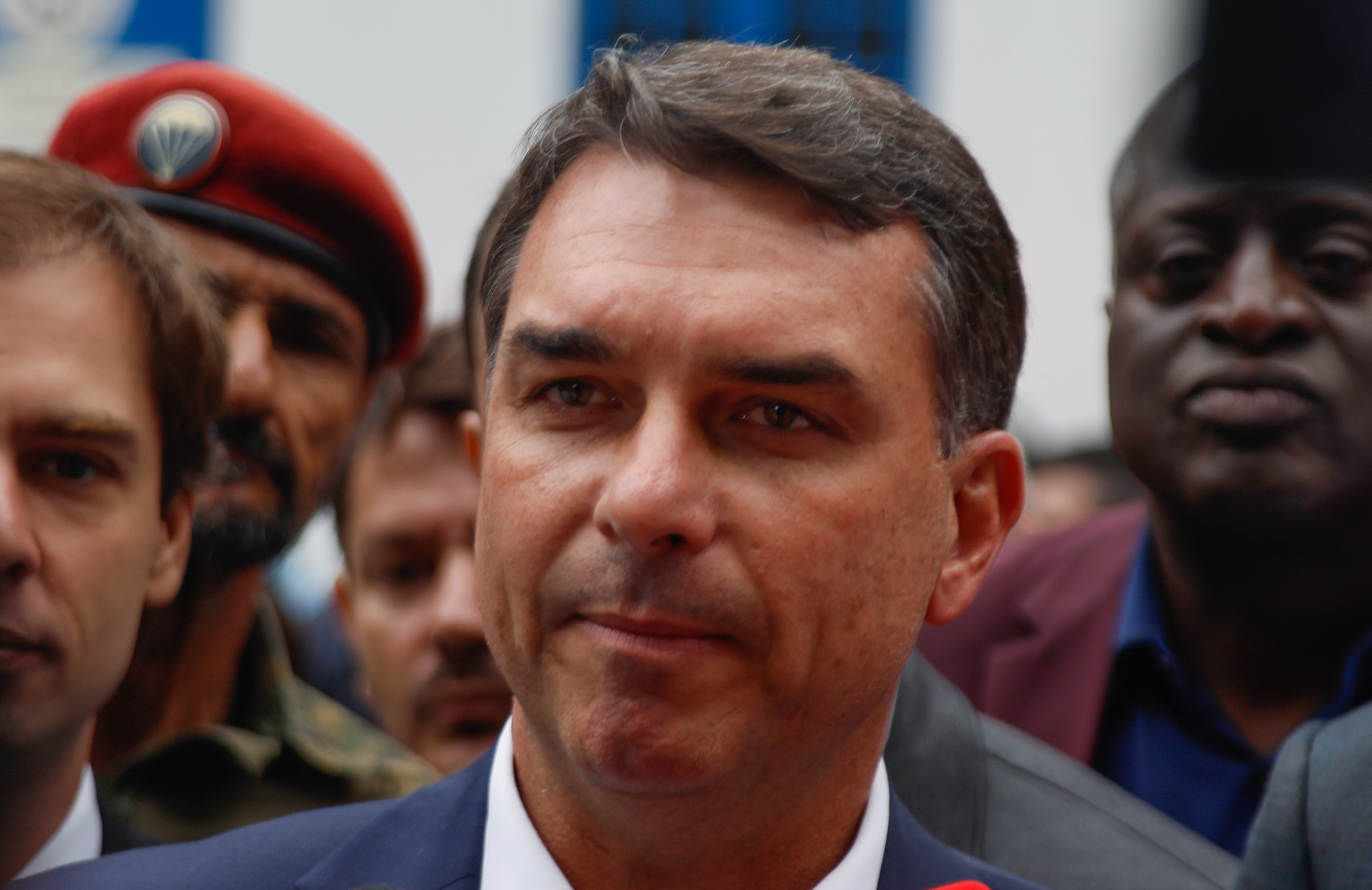 Em meio à crise com Michelle, Flávio Bolsonaro diz que 'é a mulherada que manda no Brasil' episode artwork