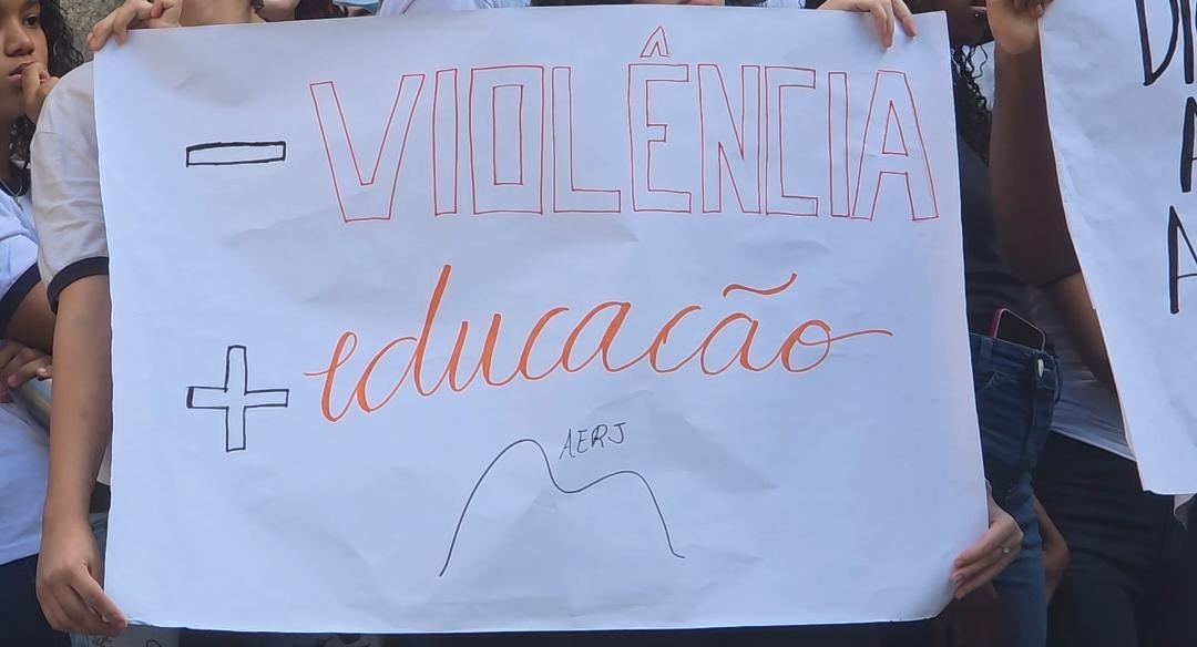 Estudantes realizam manifestação contra violência após policial militar agredir alunos no Largo do Machado