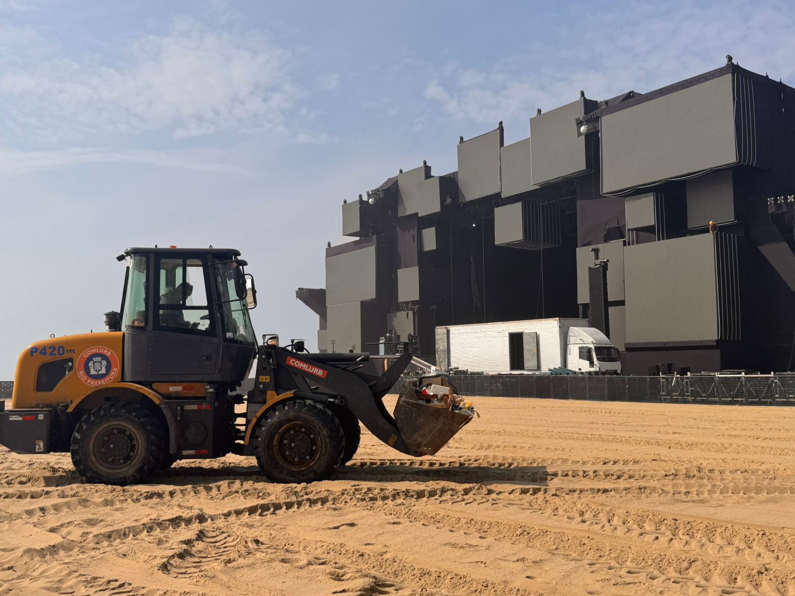 Copacabana tem manhã de limpeza após réveillon para 2,6 milhões