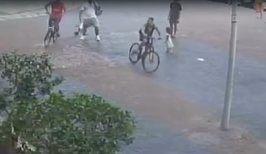 'Gangue da bike': moradores de Copacabana flagram roubo de cordões em bicicletas