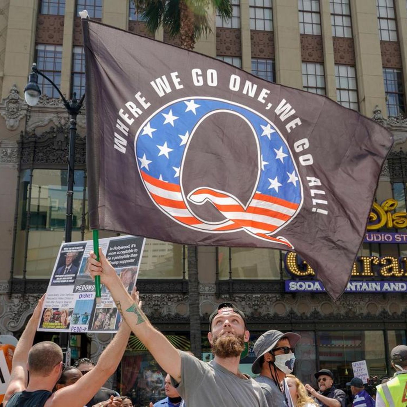 QAnon, la complessa teoria del complotto che avanza pericolosamente episode artwork