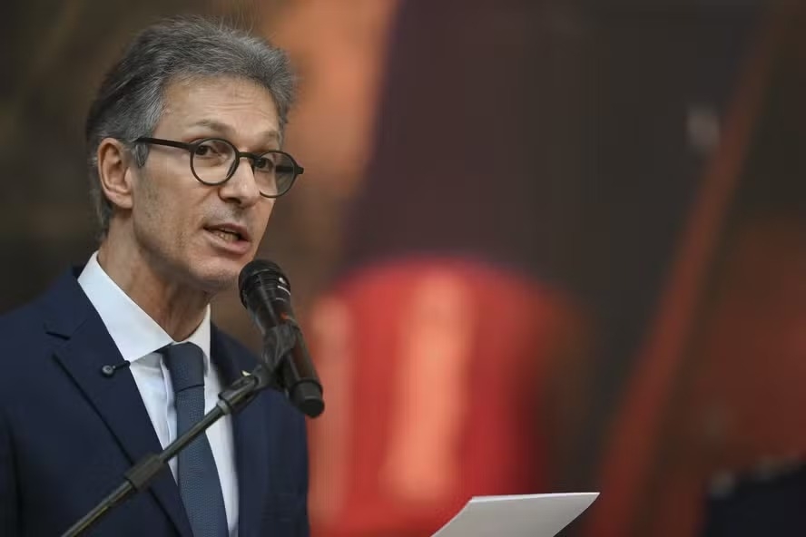 Zema diz que crise envolvendo Flávio Bolsonaro pode favorecer Lula: 'fica mais difícil para direita' episode artwork
