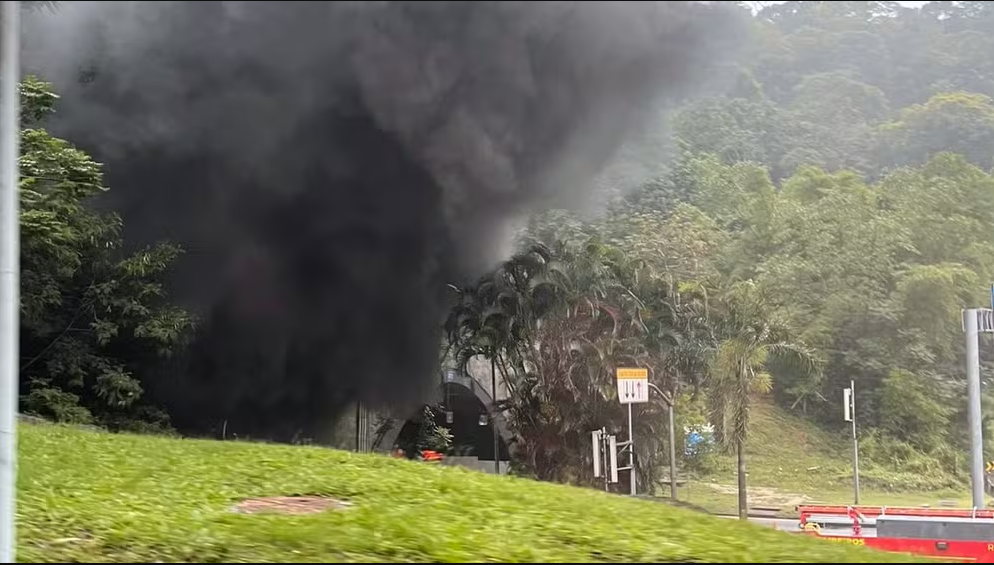 Manhã de caos no Rio de Janeiro: ônibus pega fogo e interdita o Túnel Rebouças, sentido Zona Sul