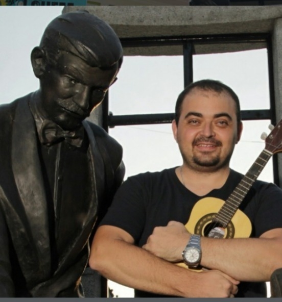 Lado B do carnaval: compositor André Diniz defende fim da 'parafernalha' na disputa de sambas-enredo episode artwork