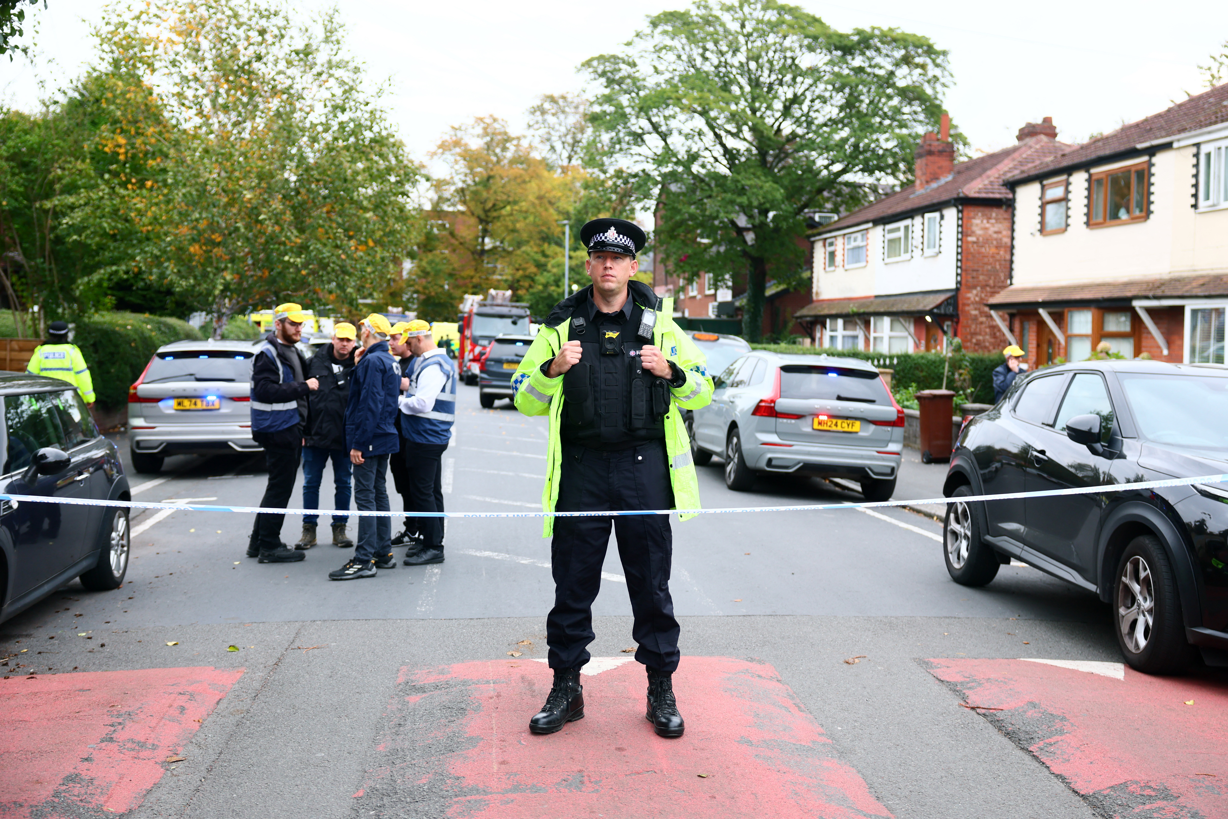 Ataque a sinagoga em Manchester deixa quatro feridos no dia sagrado judeu; suspeito é atingido