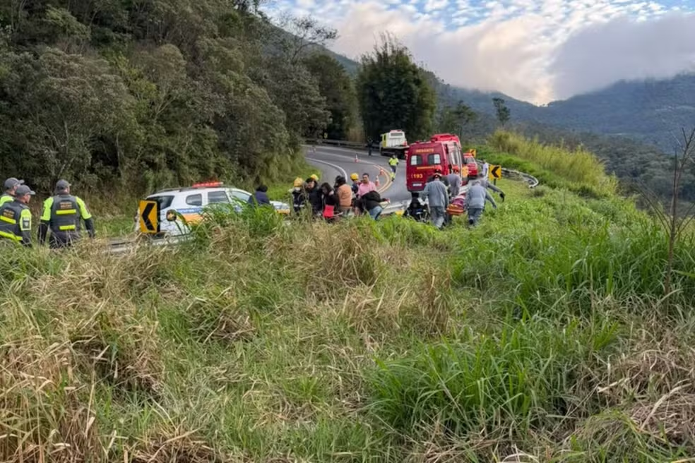 Seis pessoas morrem após ônibus cair em ribanceira em Cruzeiro (SP) episode artwork