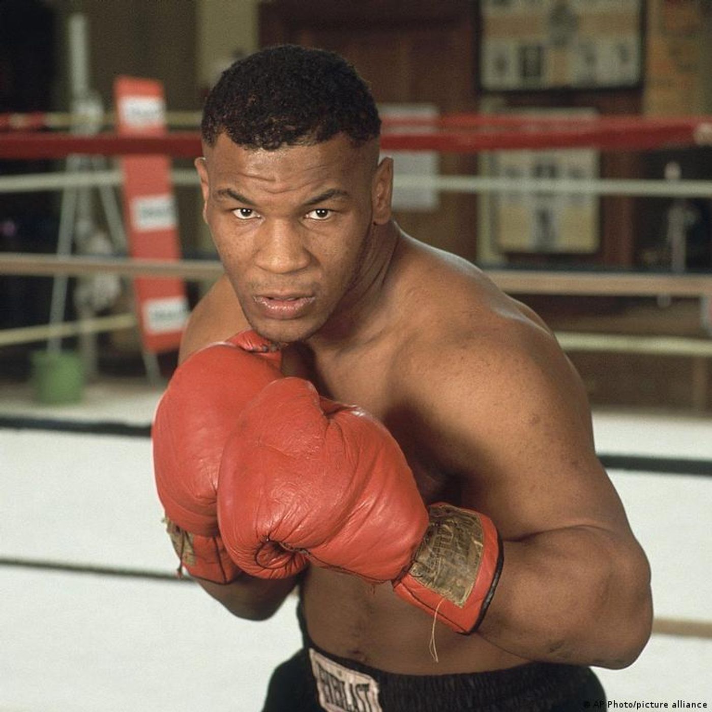 Mike Tyson: ascesa, caduta e rinascita di un campione vittima dei suoi demoni episode artwork