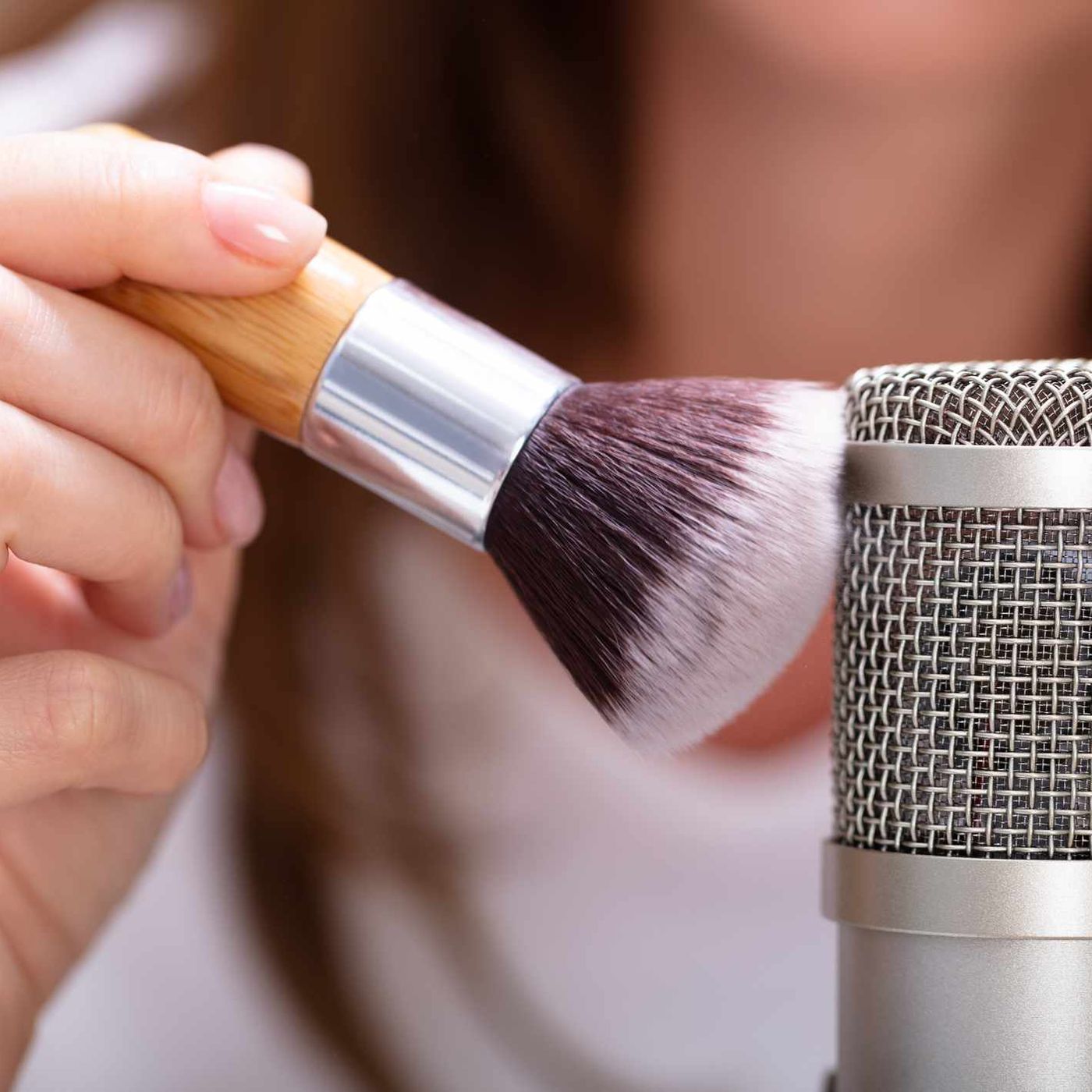 L'inspiegabile successo (e il dubbio gusto) di alcuni video ASMR episode artwork