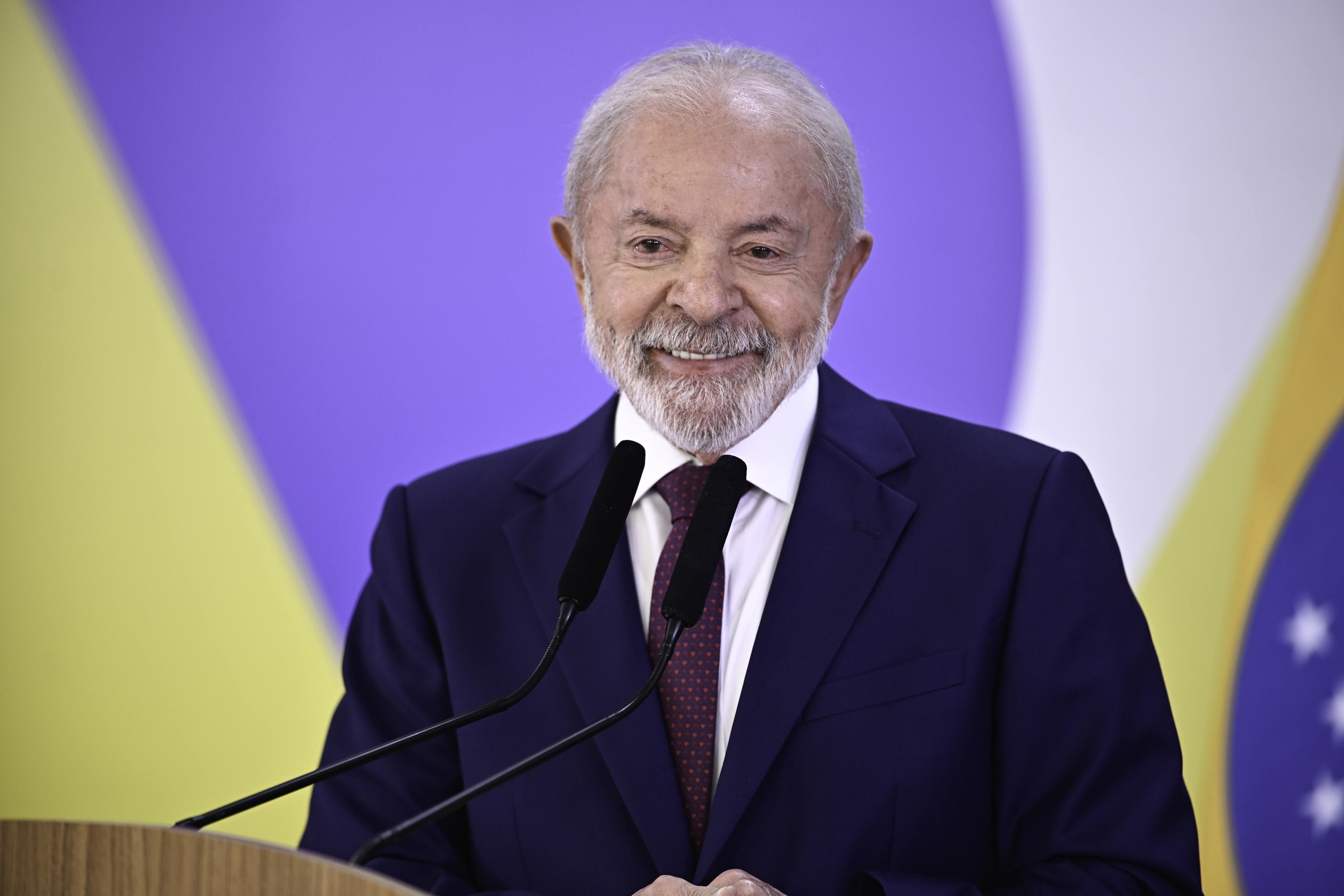 Lula sanciona projeto que proíbe descontos automáticos em benefícios do INSS