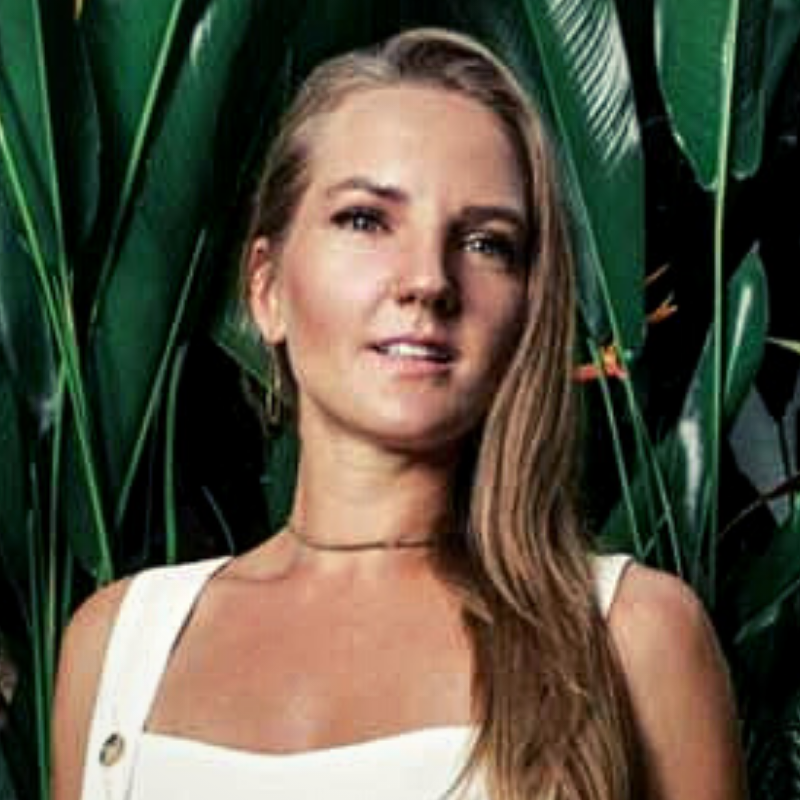 188: Komodo Dragons in Indonesia, Free Diving with Sperm Whales in Sri Lanka, and Gender Bending at Carnival in Rio with Dani Dirks