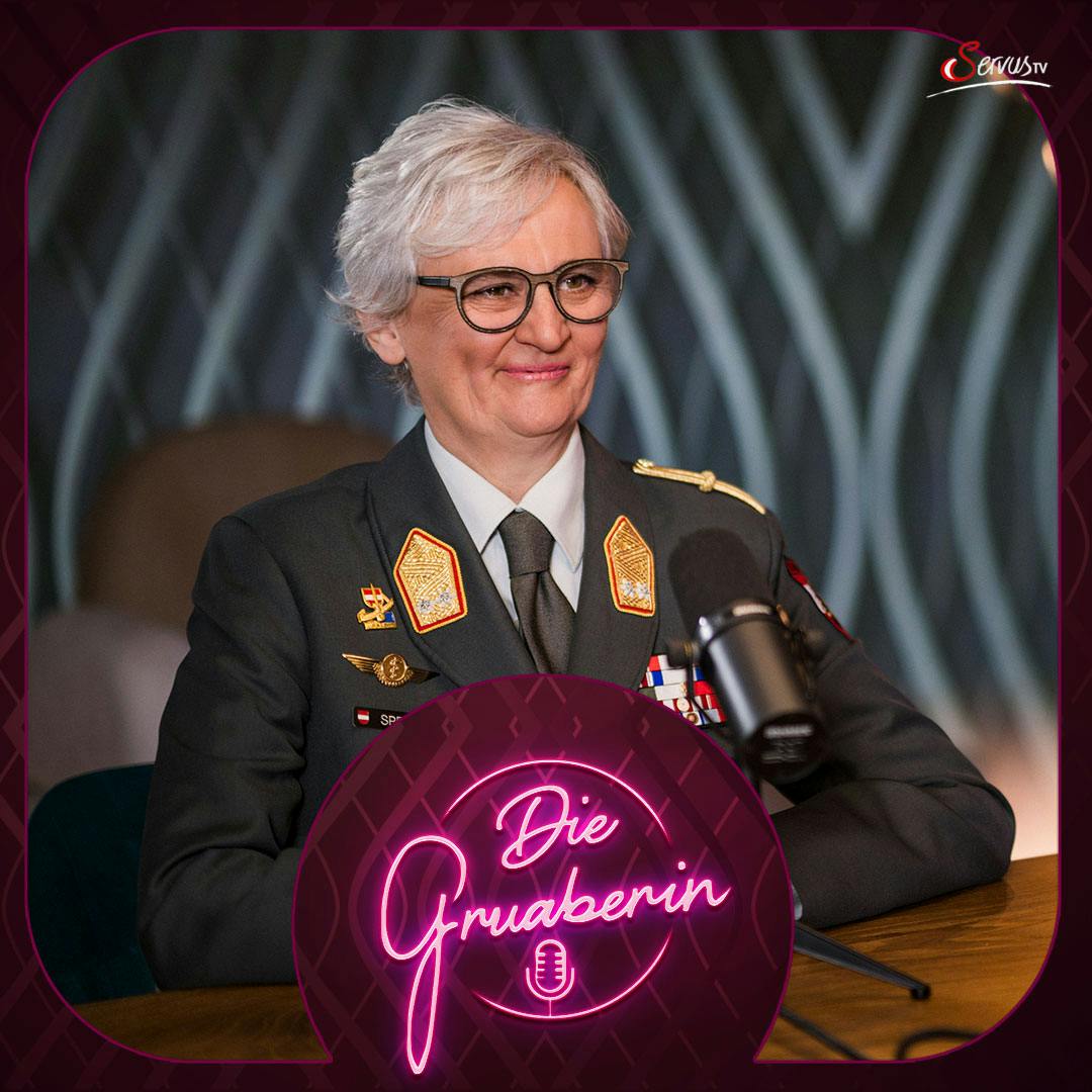 Mit Monika Gruber und Frau Generalmajor Sylvia Sperandio Mit Monika Gruber und Frau Generalmajor Sylvia Sperandio