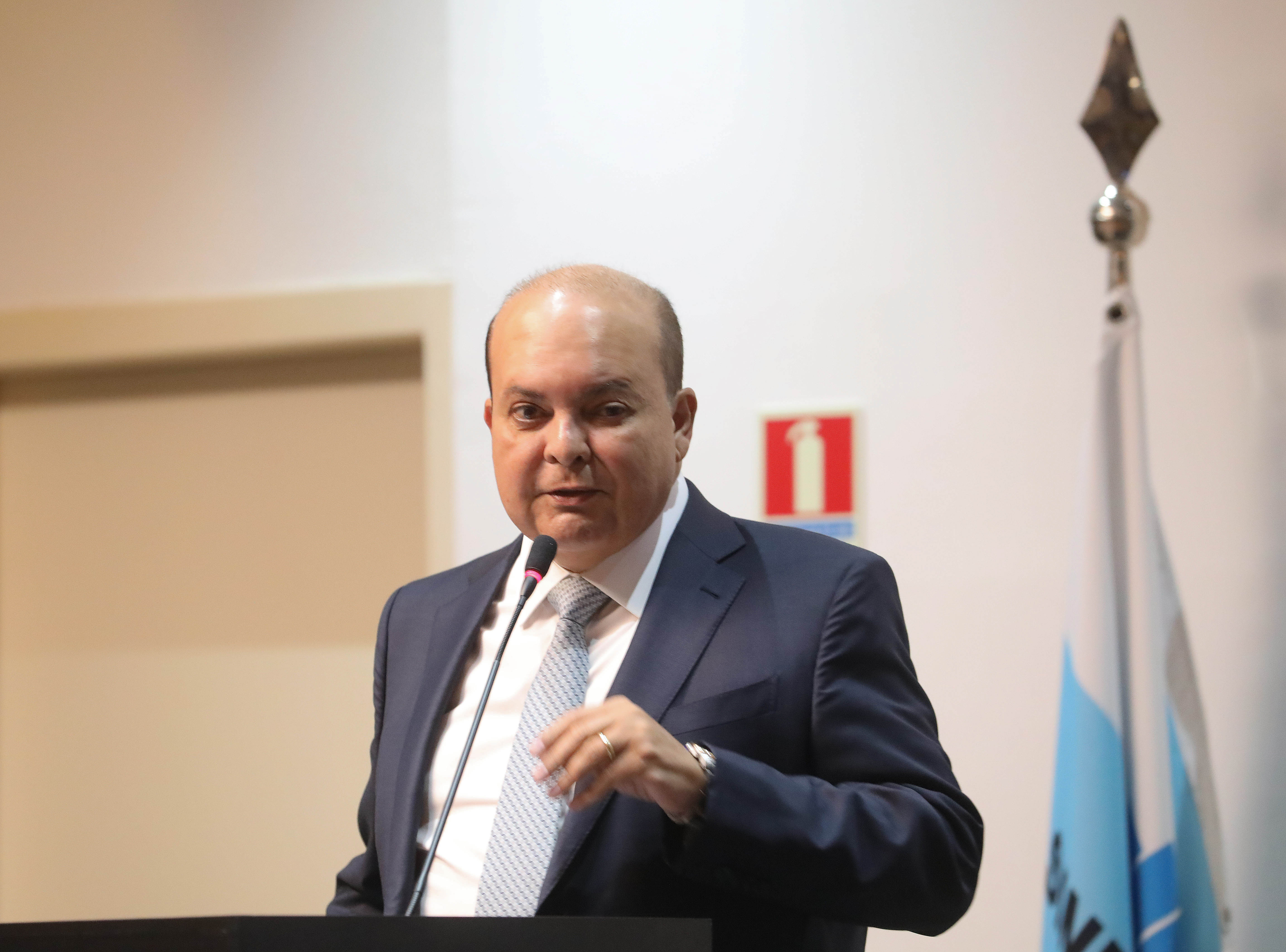 Em trocas de mensagens, Ibaneis Rocha cobrou de ex-presidente do BRB desfecho na compra do Master