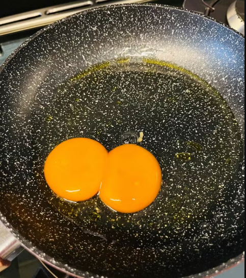 Ovos de duas gemas: entenda por quê o fenômeno ocorre e se é seguro para consumo