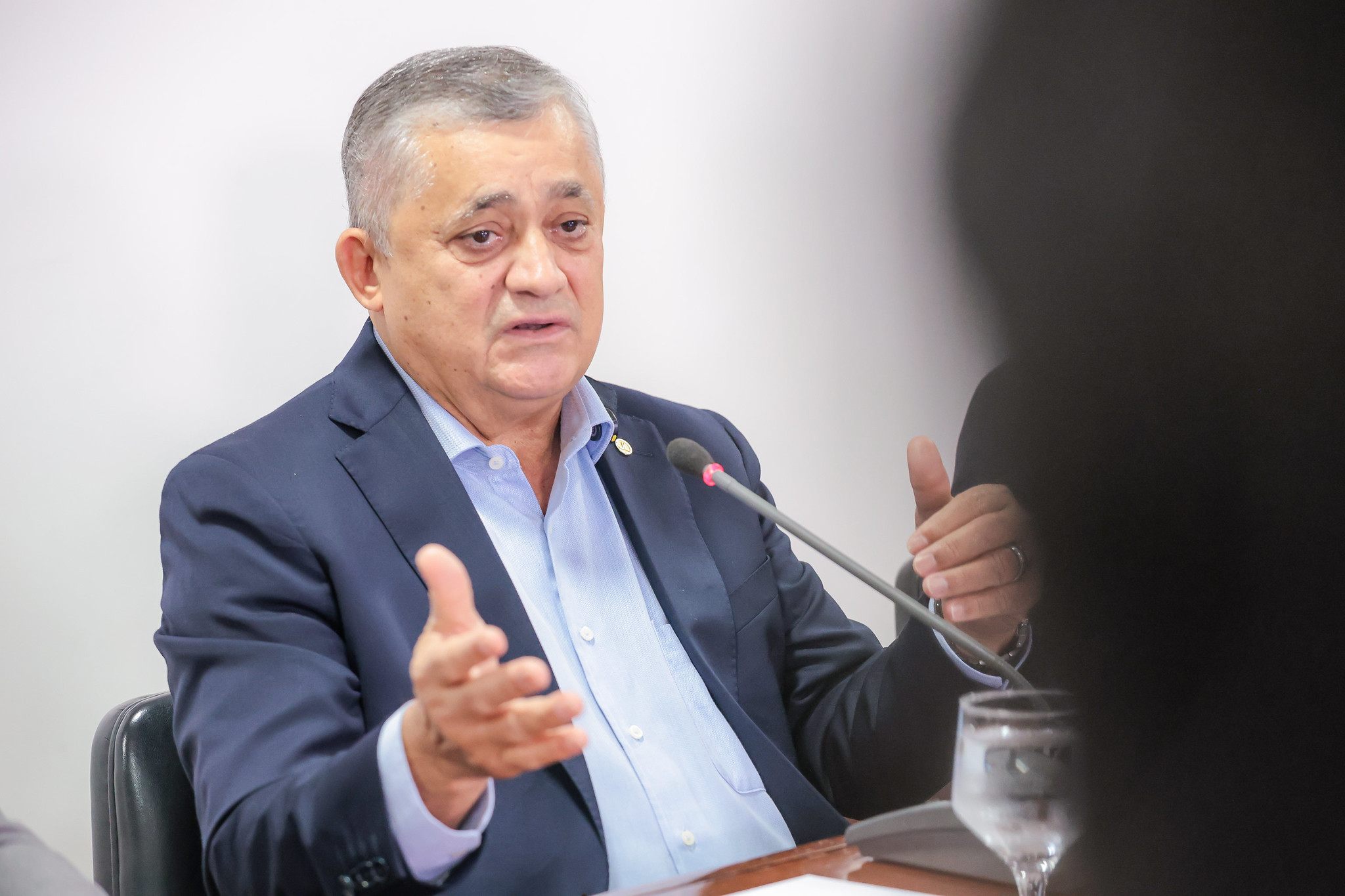 Ministro diz que governo Lula estuda subsidiar a gasolina e descarta ajuda ao BRB