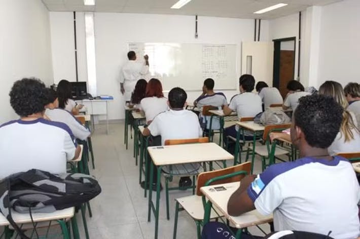 'Não é aprovação automática', diz secretária sobre passar de ano alunos reprovados em até seis matérias no RJ 'Não é aprovação automática', diz secretária sobre passar de ano alunos reprovados em até seis matérias no RJ