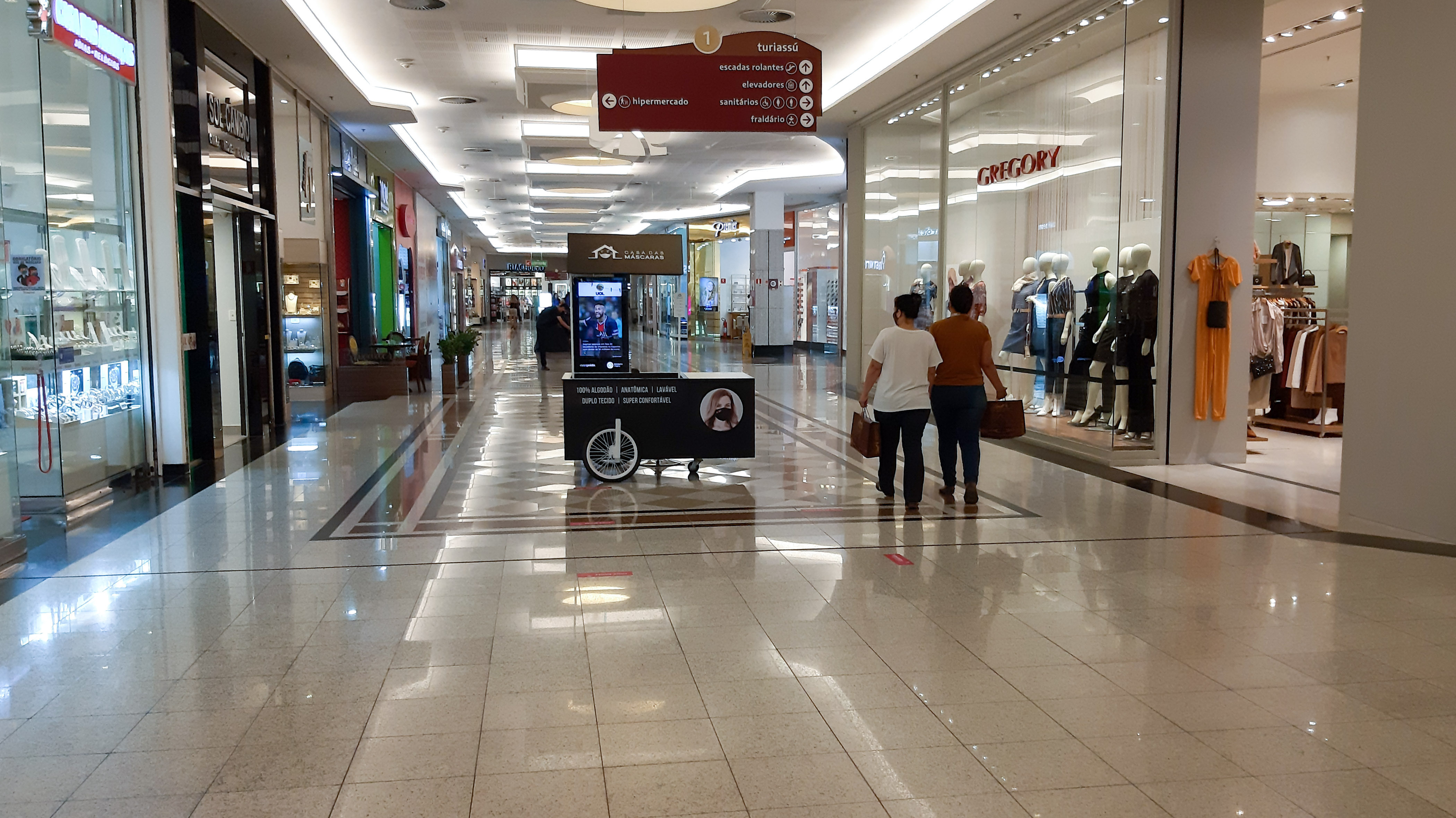 Olhar vitrines, ir ao cinema e bater papo: o que fez a geração Z 'redescobrir' os shoppings?