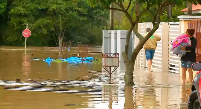 Cerca de 500 pessoas ficam desalojadas após chuva provocar alagamentos no RS