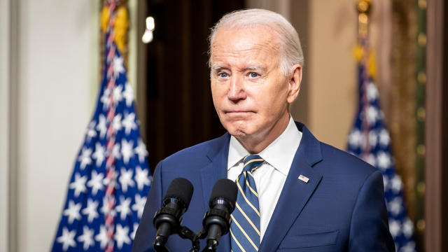 ¡Biden sale del búnker!