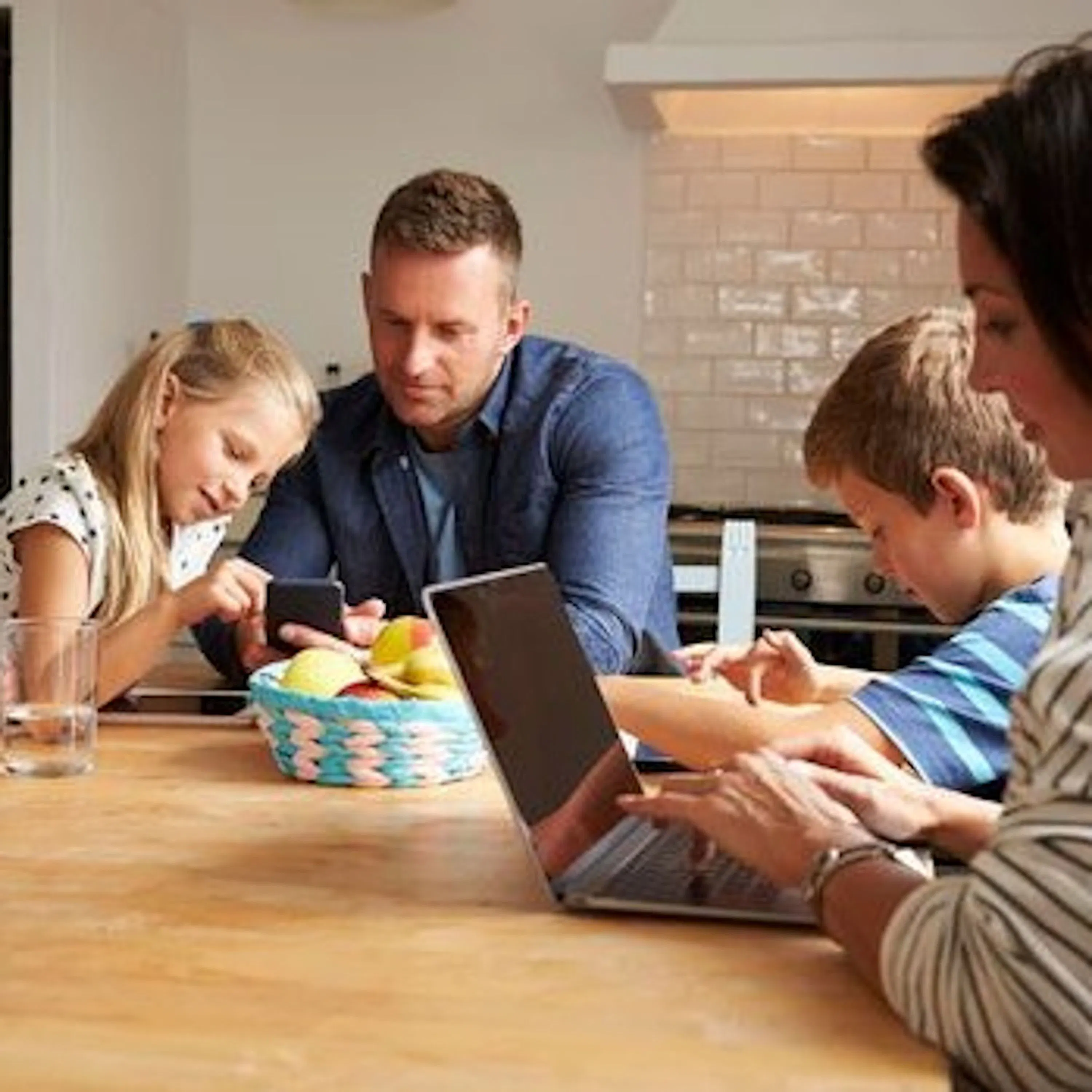 "Un enlèvement" : portrait d'une famille hyper-connectée