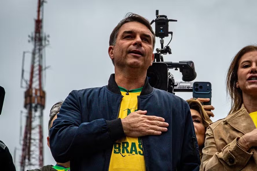 Flávio Bolsonaro diz que operação contra Mário Frias é tentativa de interferência nas eleições