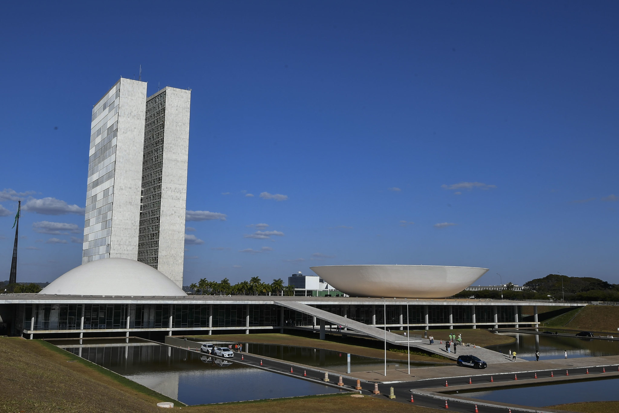 Governo prioriza 'taxa das blusinhas', combustíveis e projeto contra misoginia no retorno do Congresso episode artwork