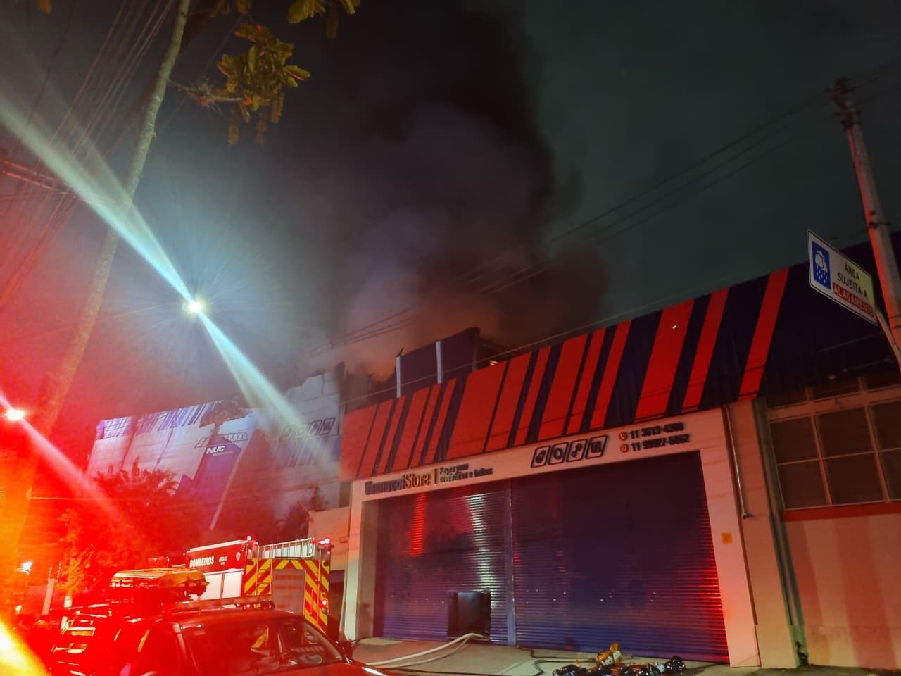 Incêndio de grandes proporções atinge dois galpões na Lapa, na Zona Oeste de São Paulo episode artwork