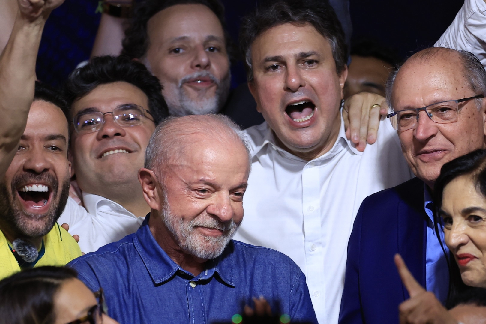 'É tentar desqualificar a democracia mais uma vez', analisa especialista sobre discurso de Flávio Bolsonaro episode artwork