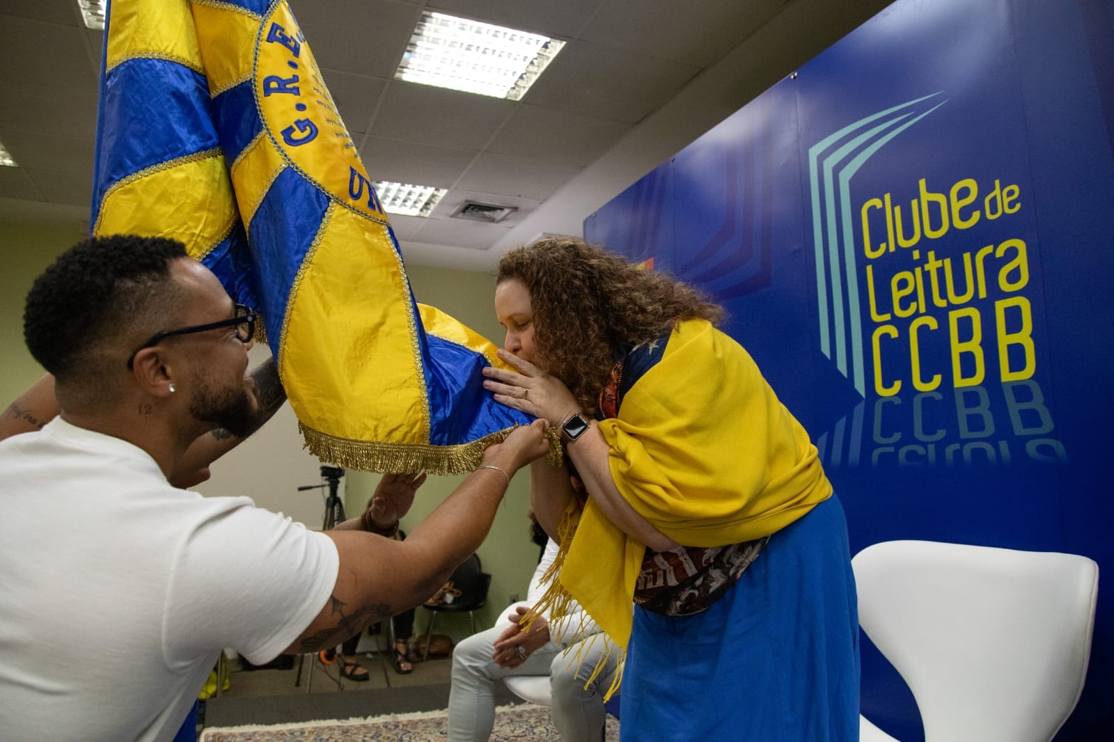 'Estou reaprendendo a criar graças ao carnaval', diz Socorro Acioli, autora de ‘A cabeça do santo’, enredo de samba episode artwork