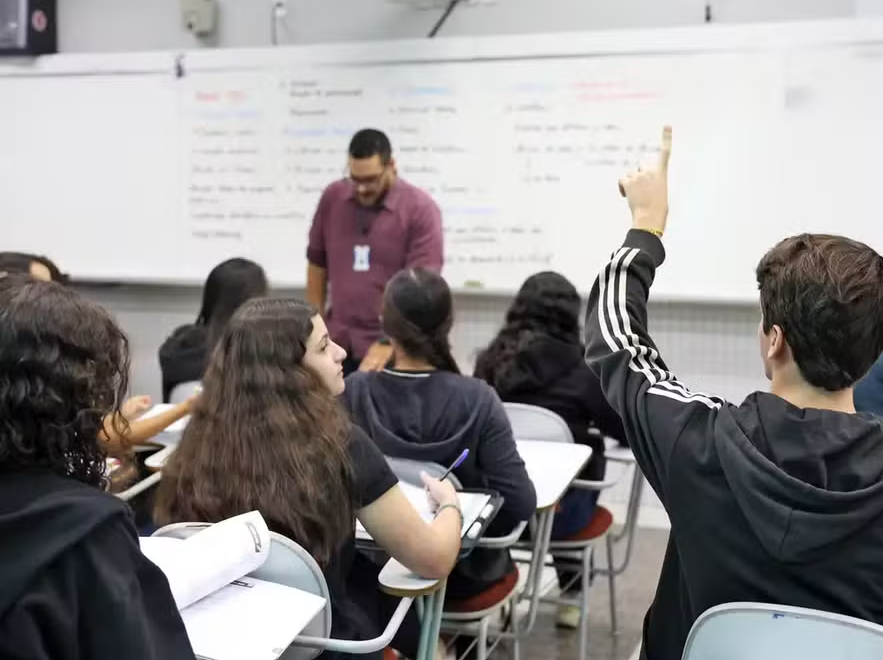 Taxa de reprovação no ensino médio público cai 62% em três anos episode artwork