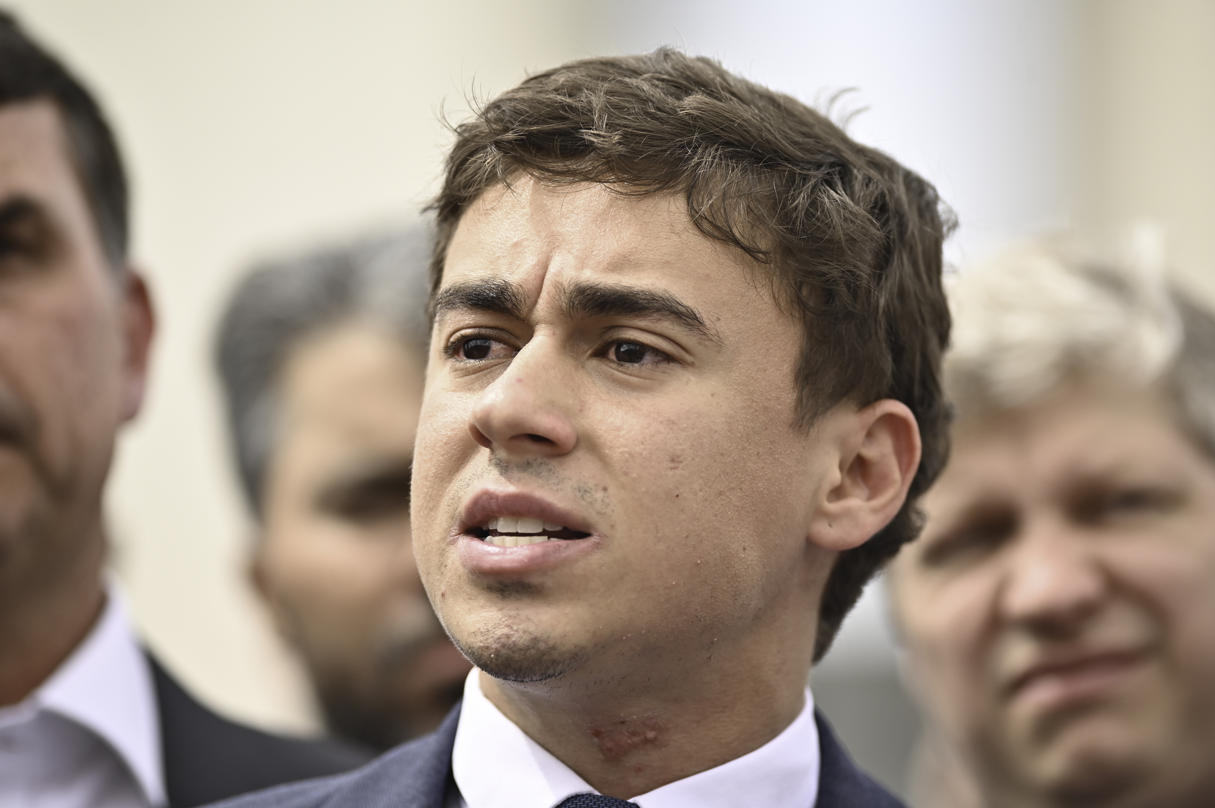 Nikolas Ferreira aciona MP contra Acadêmicos de Niterói por ala com 'cristãos em latas' episode artwork