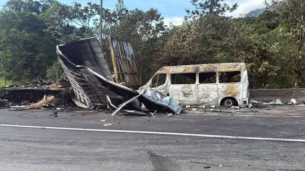 Engavetamento entre caminhões e van deixa um morto e 16 feridos na BR-376, entre PR e SC Engavetamento entre caminhões e van deixa um morto e 16 feridos na BR-376, entre PR e SC