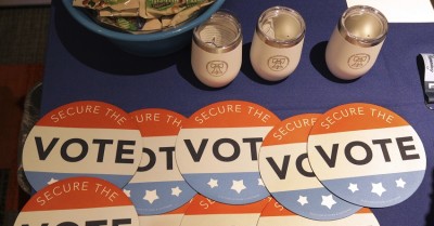 Democrats Hold Early Edge in 2026 Midterm Polling