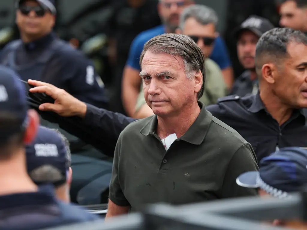Deputada aciona PGR e pede retorno de Bolsonaro à Papudinha por suposto uso de redes sociais episode artwork