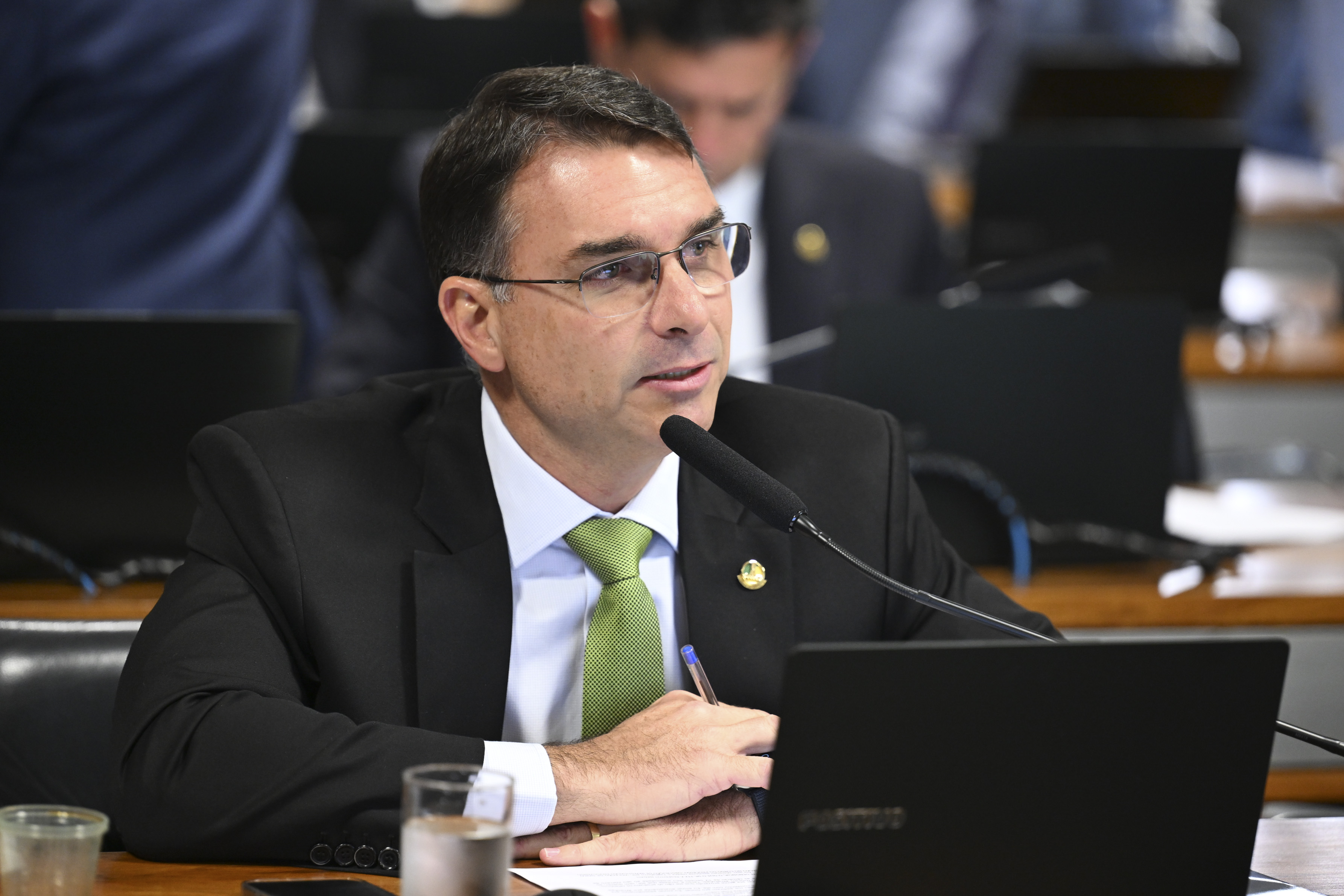 Flávio Bolsonaro chama Brasil de 'avião sem piloto' após tarifa dos EUA contra o país episode artwork