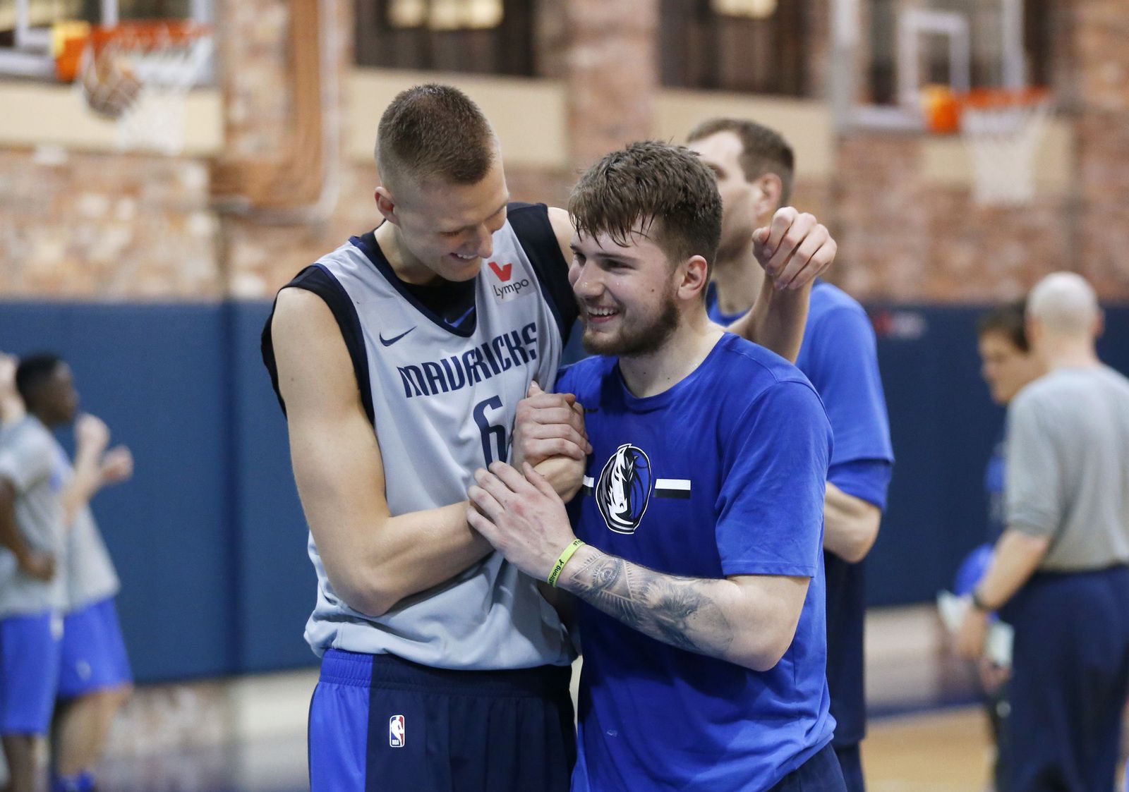 How does Kristaps Porzingis fit with The Dallas Mavericks episode artwork