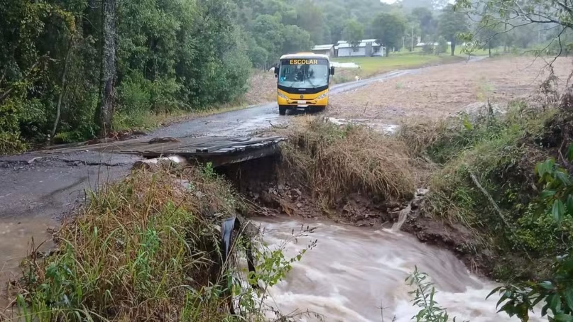 Chuvas no Rio Grande do Sul causam estrago em mais de 30 cidades e deixam 1,3 mil pessoas fora de casa