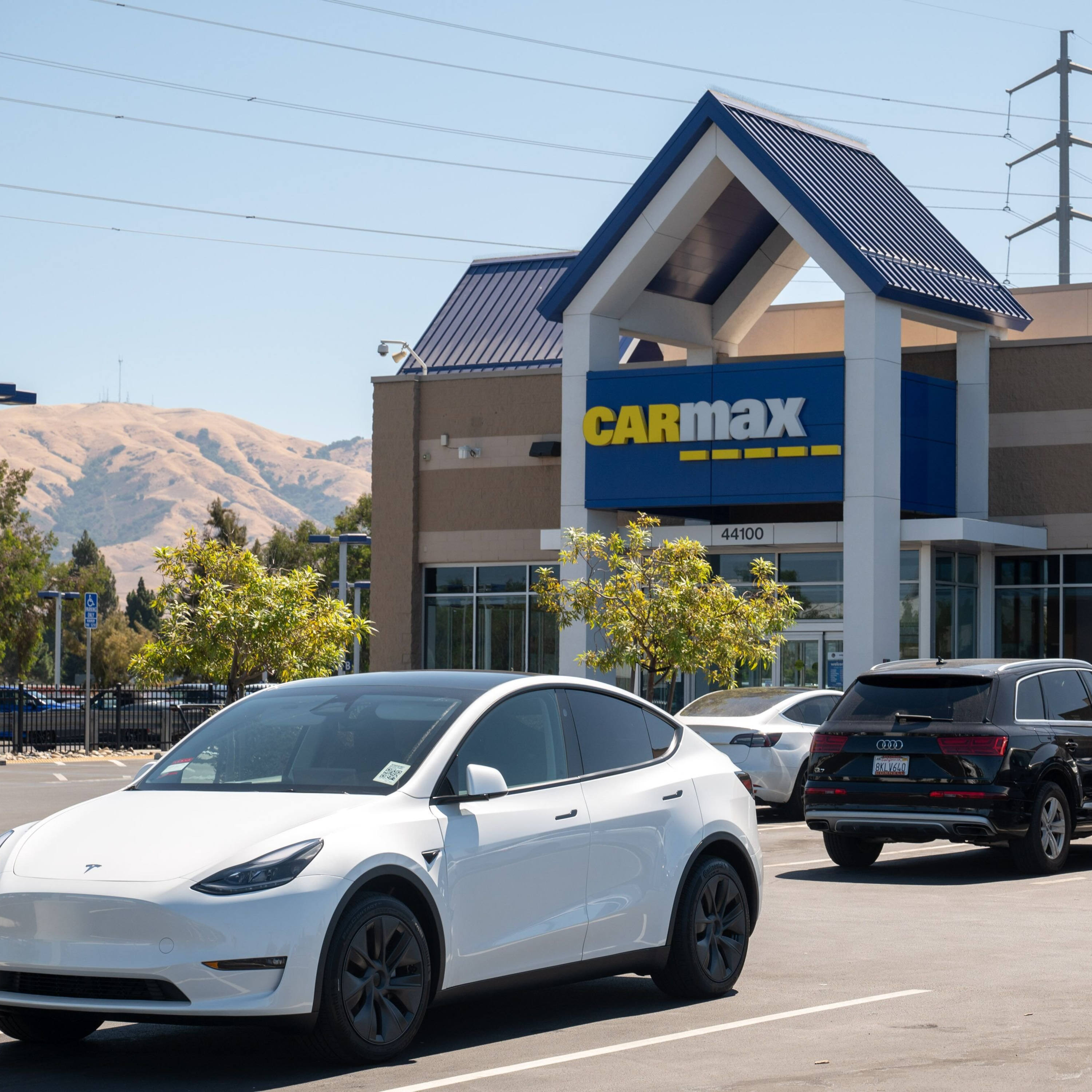 What’s News in Markets: CarMax Woes, Intel Soars, Tylenol Pressure